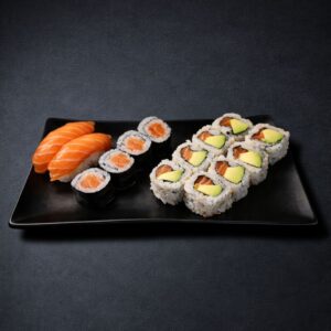 box sushi saumon avec nigiri maki et california avocat sur fond noir