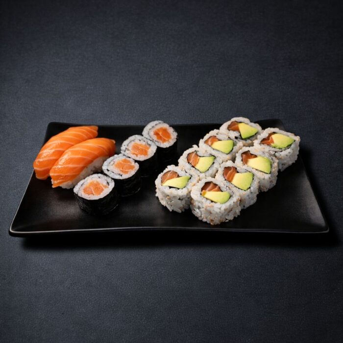 box sushi saumon avec nigiri maki et california avocat sur fond noir